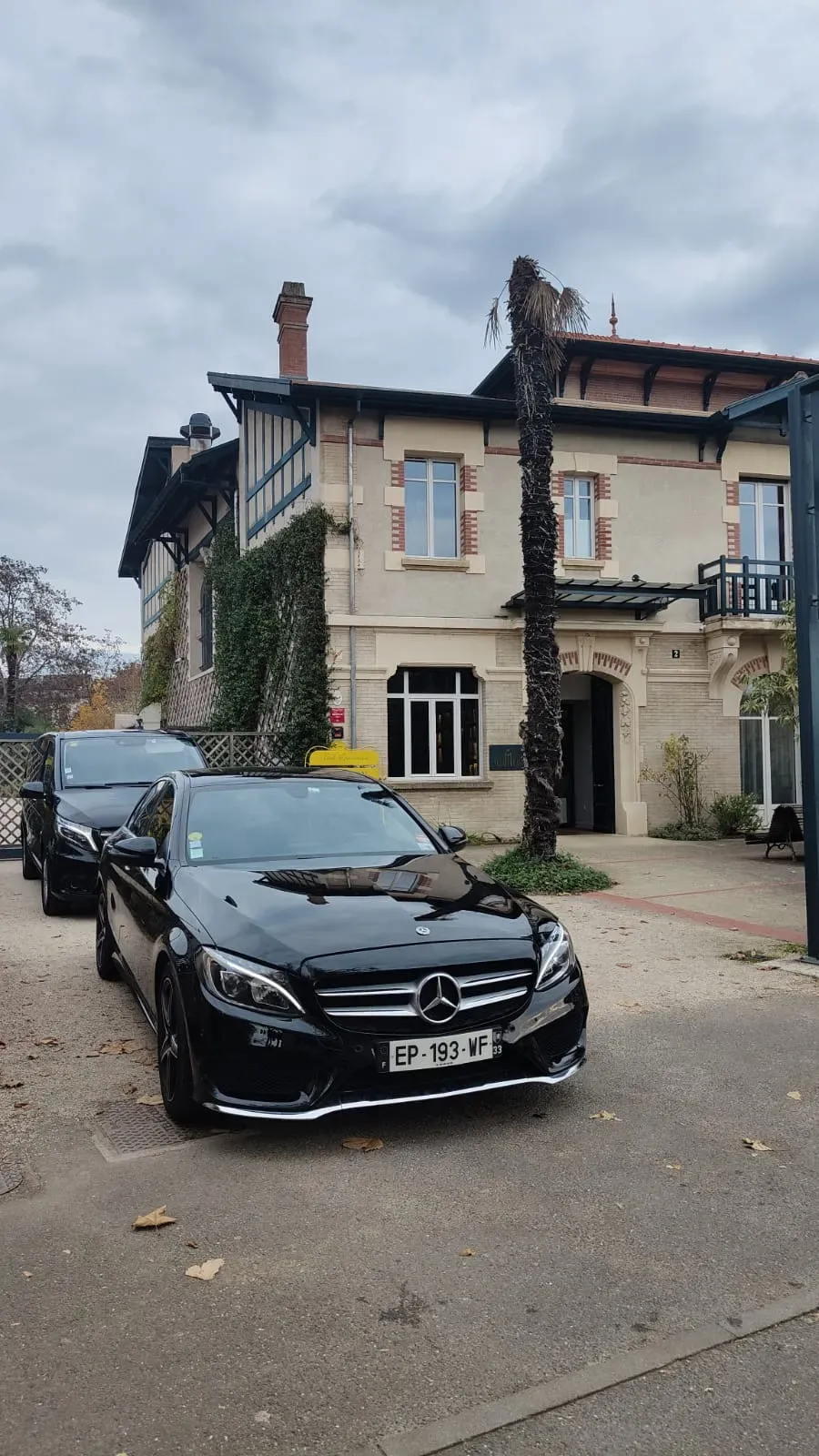Mercedes Classe C noir Houci Transport stationné devant une villa bordelaise