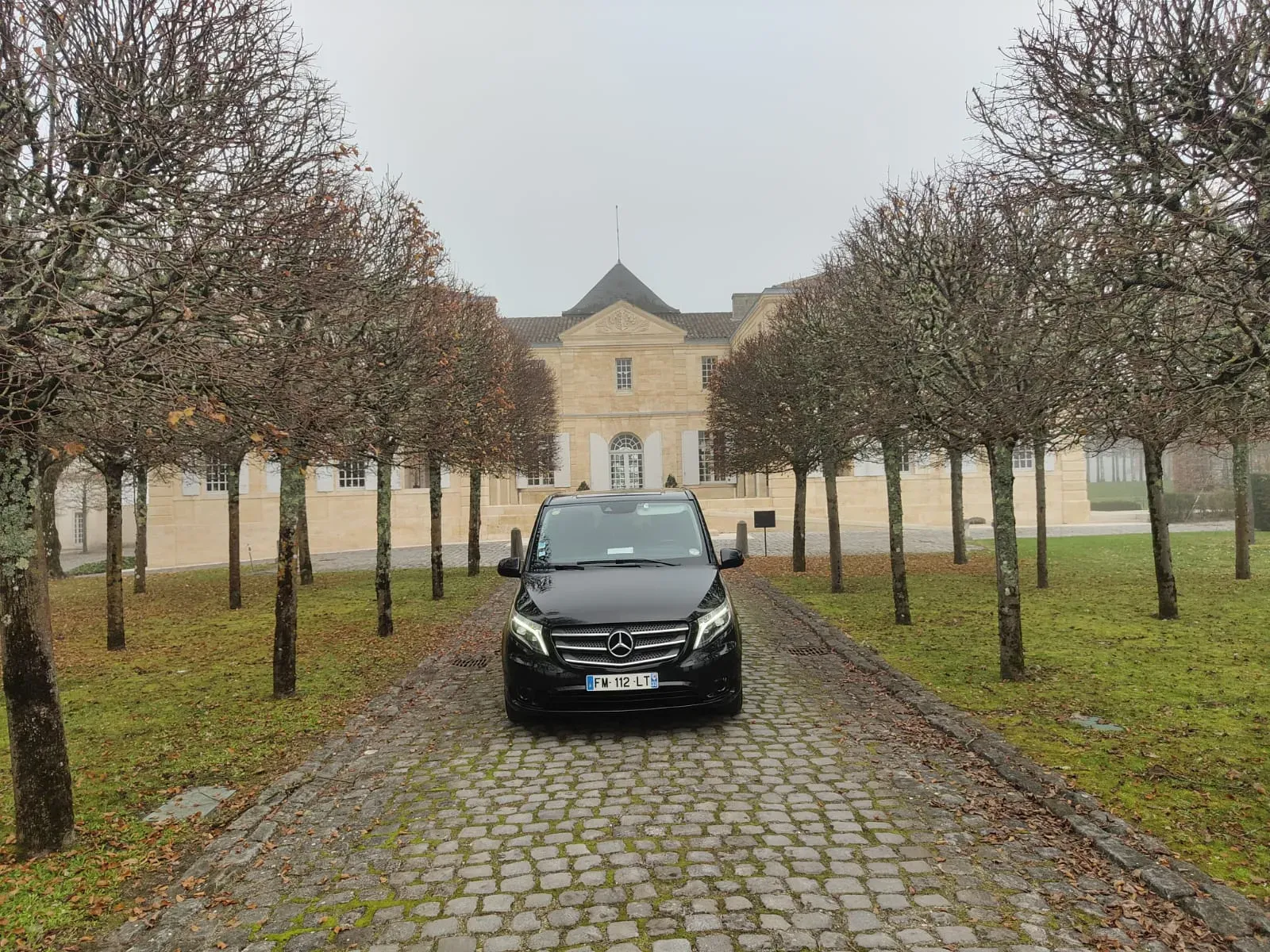 Mercedes Classe V noir devant un château bordelais