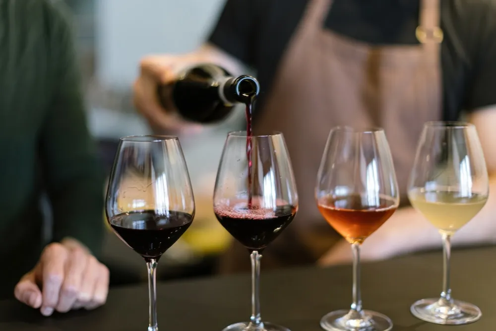 Dégustation de vins rouges, rosés et blancs lors d'un wine tour dans le vignoble bordelais