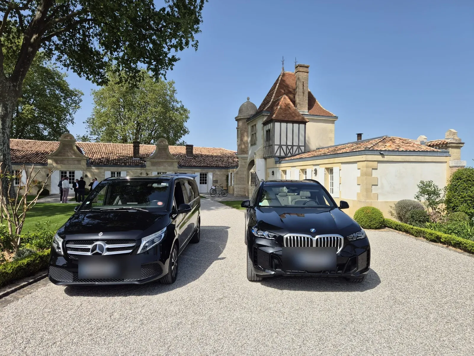 La flotte Houci Transport : Mercedes Classe V et BMW devant un château bordelais
