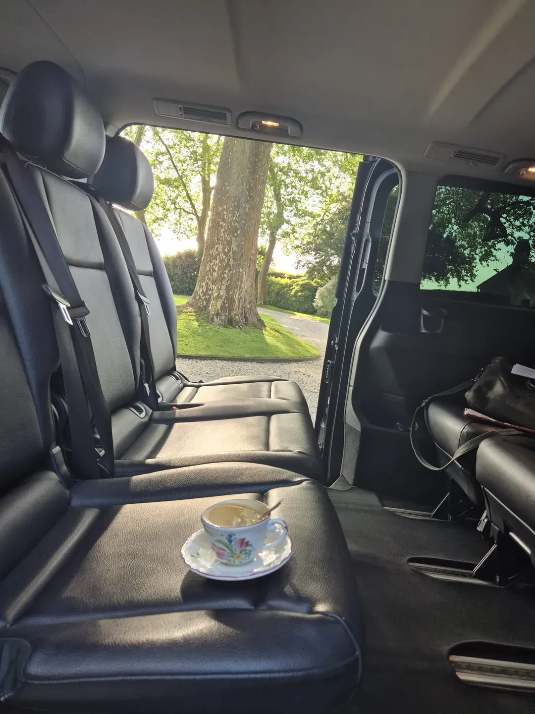 Intérieur cuir d'une Mercedes Classe V Houci Transport, avec vue sur le parc d'un château