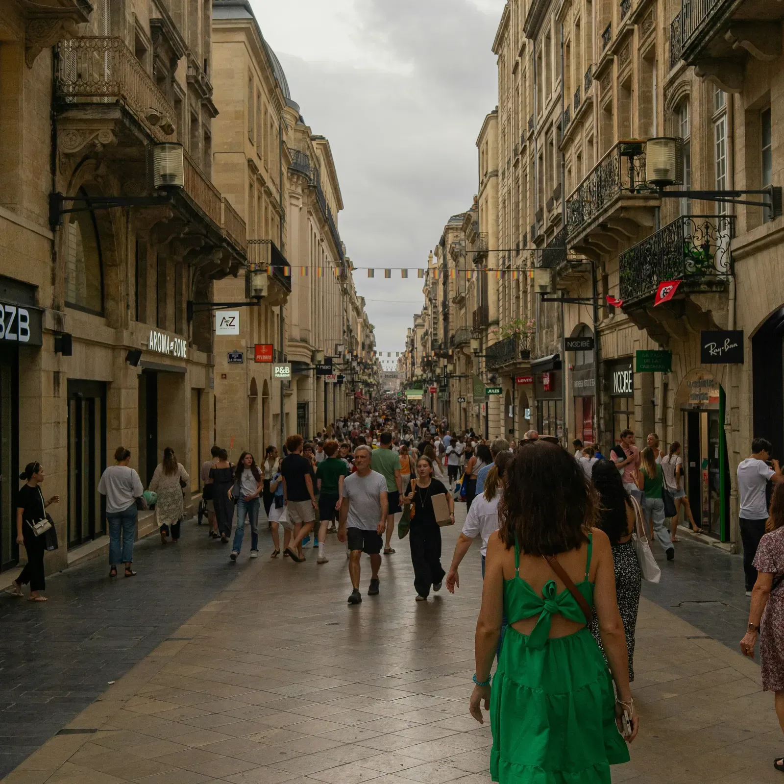 Rue Sainte-Catherine, artère commerçante du centre de Bordeaux