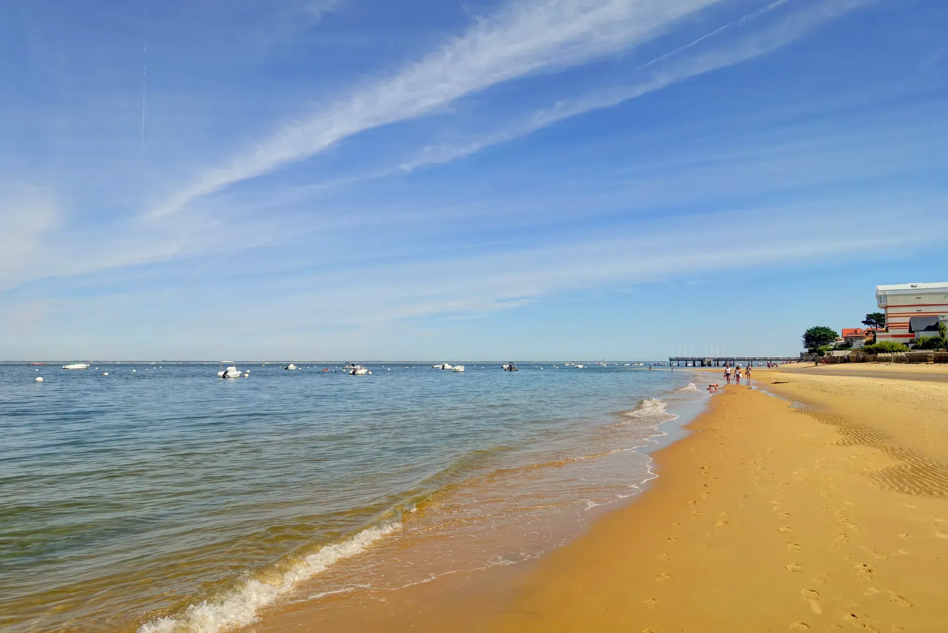 Plage et jetée du bassin d'Arcachon, bateaux au mouillage