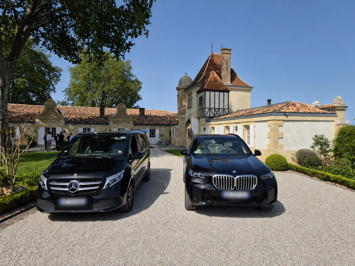Véhicules Houci Trans devant un château bordelais