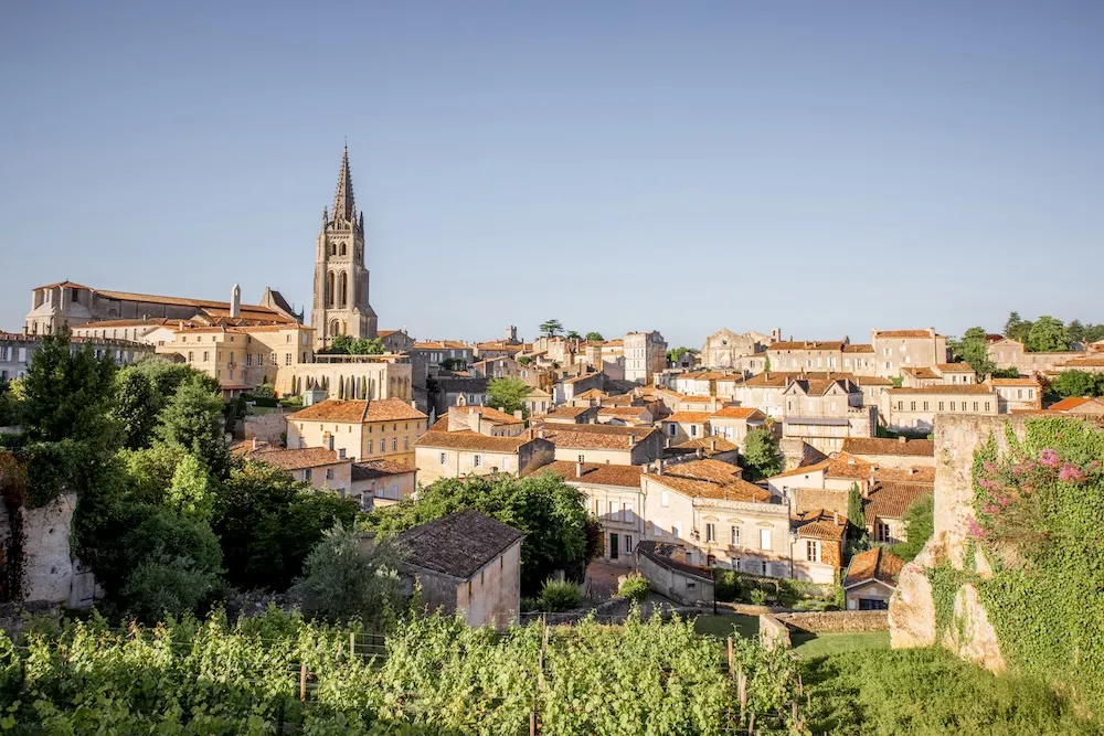 Vue panoramique du village médiéval de Saint-Émilion et de son clocher, en Gironde