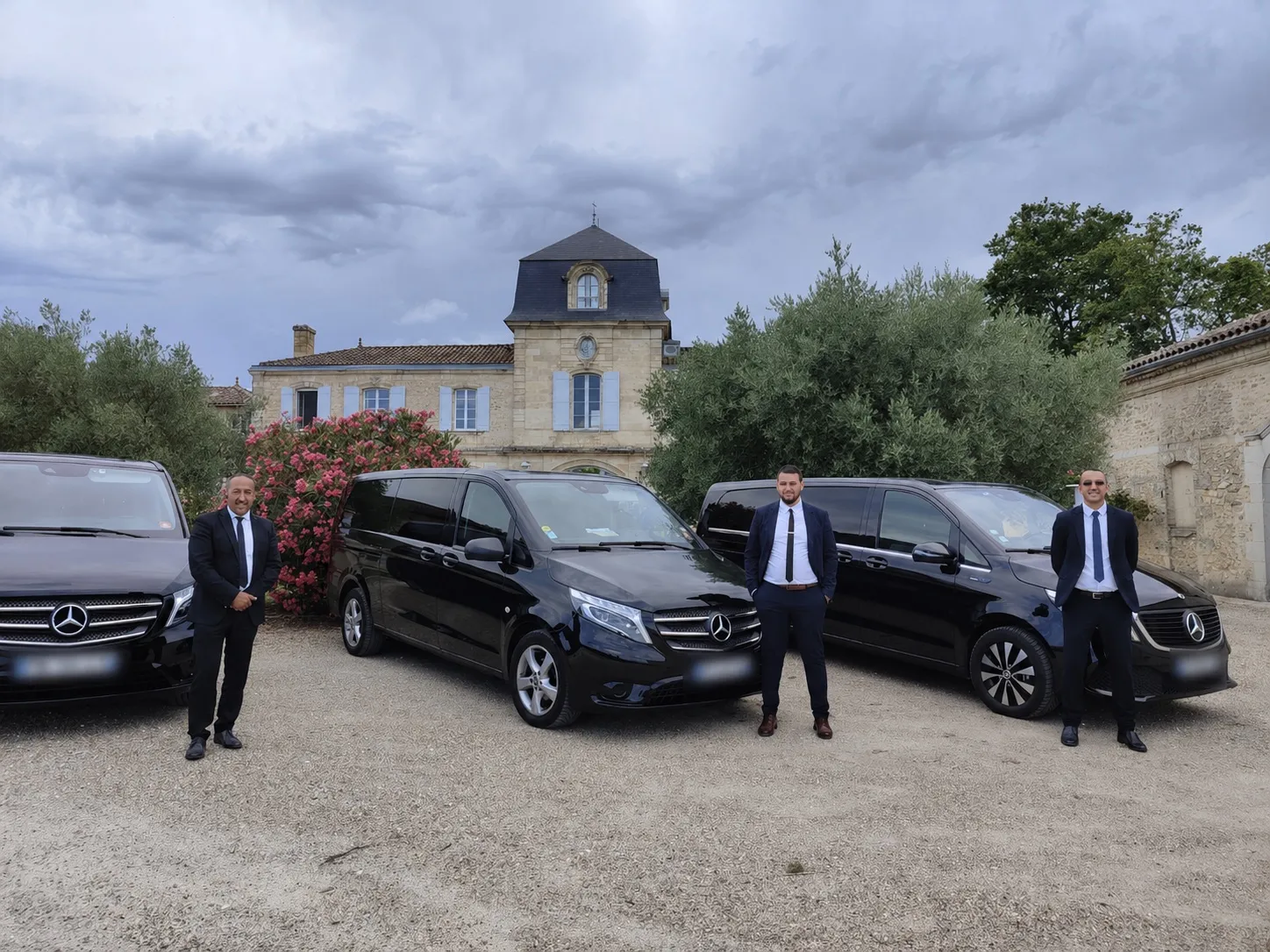 Chauffeur privé Houci Transport au volant d'une berline Mercedes
